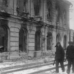 Здание железнодорожного вокзала, разрушенное немецкими оккупантами