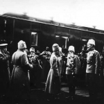 Император Николай II у поезда в Новочеркасске среди встречающих
