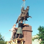 Установка конного памятника атаману Платову. 23 августа 2003 года