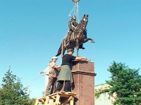 Установка конного памятника атаману Платову. 23 августа 2003 года