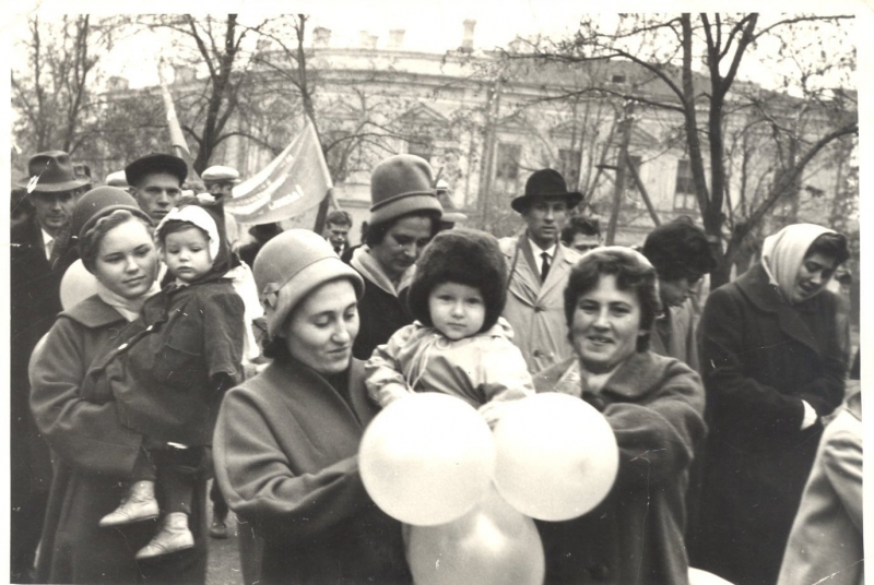 Новочеркасск: Группа жителей Новочеркасска на пр. Ермака во время ноябрьской демонстрации. 1960е