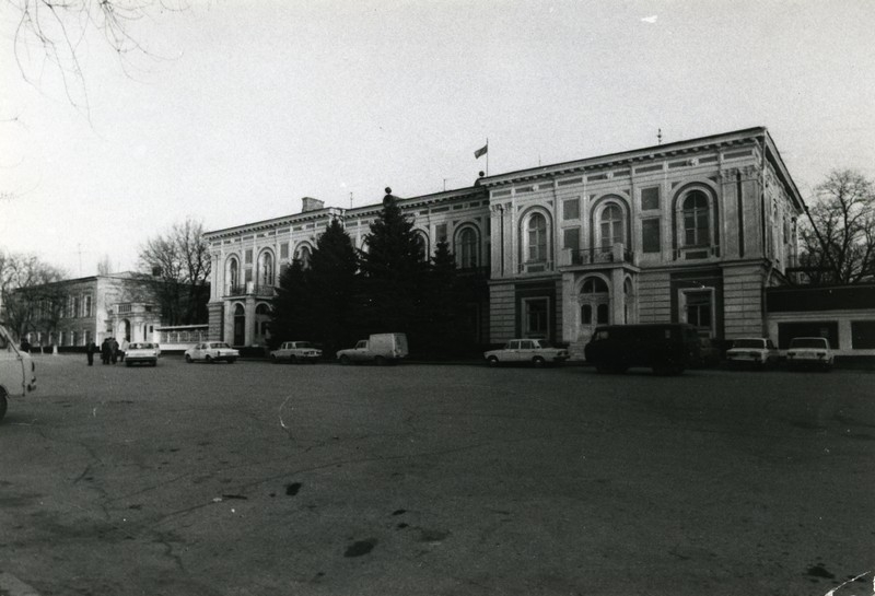Новочеркасск: Здание Атаманского дворца, бывшего здания ГК КПСС. 1990 год
