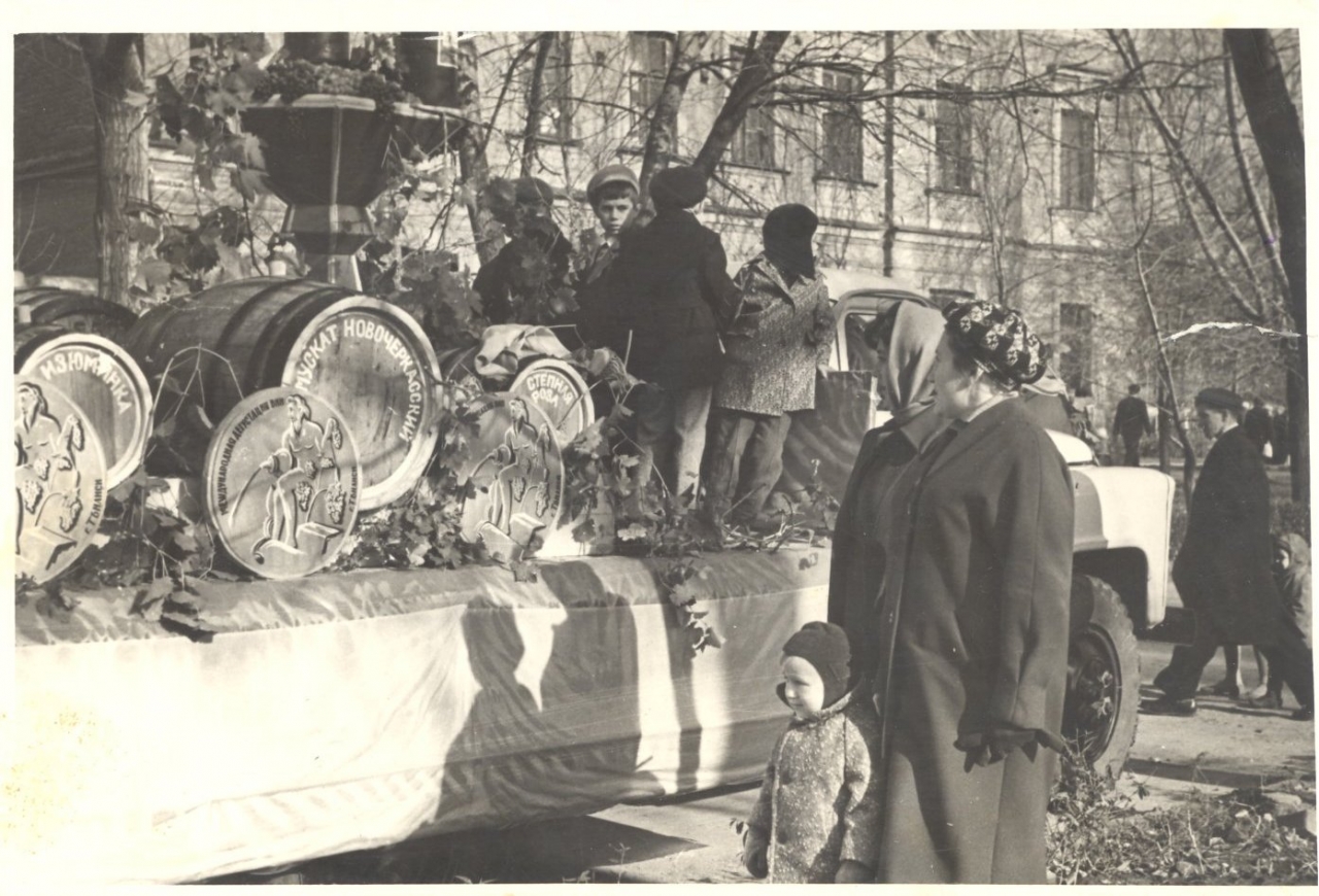 Новочеркасск: Ноябрьская демонстрация. Машина с образцами изделий Винзавода. 1960е годы