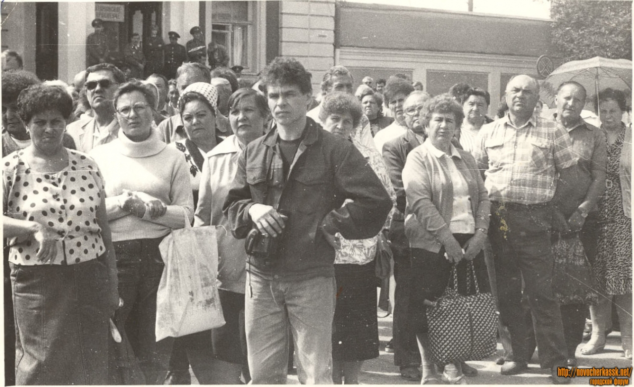 Новочеркасск: Первый митинг в день годовщины расстрела 1962 года. 2 июня 1990 г