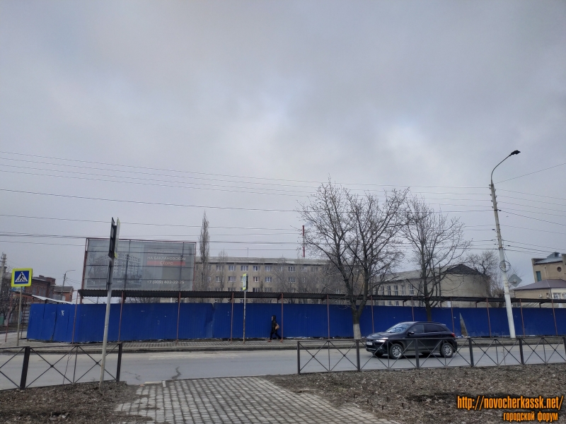 Новочеркасск: Угол Баклановского и Островского. Пустырь под застройку на месте общежития