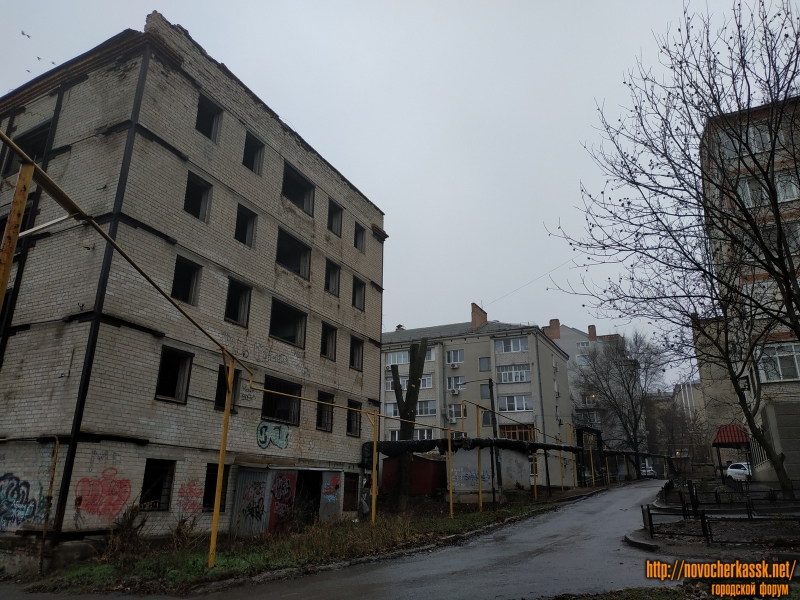 Новочеркасск: Бывшее общежитие по адресу улица Крылова, 6В, далее Крылова, 6А.  Справа Крылова 10