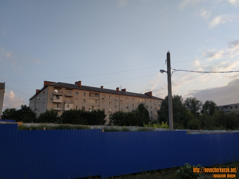 Новочеркасск: Площадка строительства дома. На фоне -  пр. Баклановский, 188
