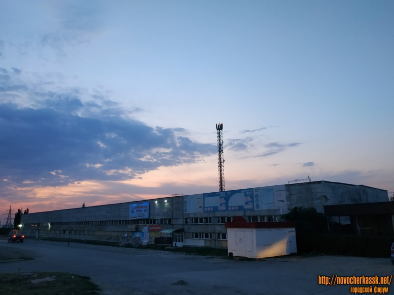 Новочеркасск: Улица Будённовская. Здание бывшего рынка «Магнит»