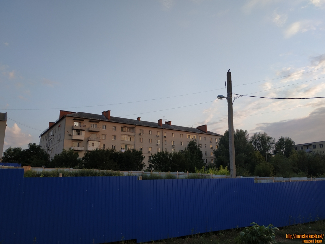 Новочеркасск: Площадка строительства дома. На фоне -  пр. Баклановский, 188