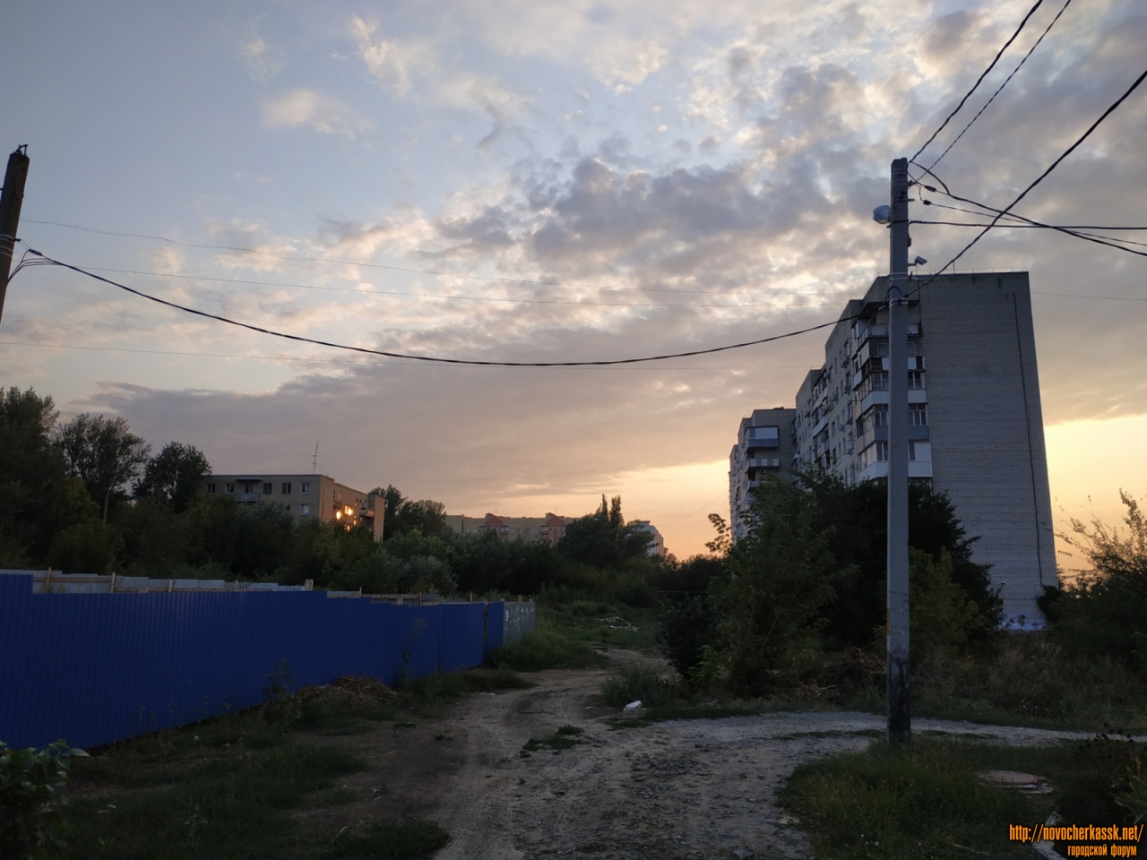 Новочеркасск: Вправо - Багряный переулок. Справа - ул. Буденновская, 271