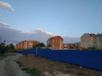Площадка строительства дома. На фоне -  Славянский переулок 2А, 4А, 4Б, 1В