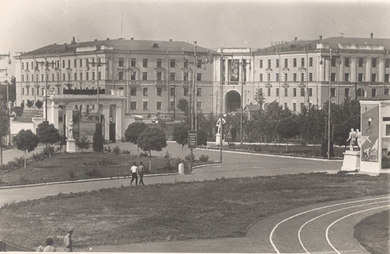 Новочеркасск: Общежитие НИМИ со стороны стадиона. Площадь Юбилейная