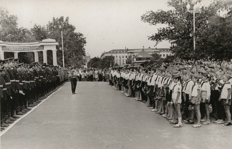 Новочеркасск: Пионеры поздравляют выпускников Новочеркасского военного училища связи