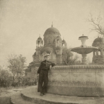 Рядом с фонтаном в Александровском парке. На фоне Александро-Невский храм