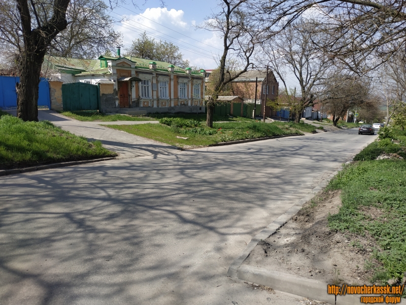 Новочеркасск: Улица Ленгника в районе домов 23-25