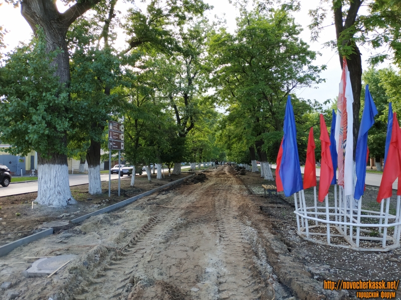 Новочеркасск: Замена плитки на аллее проспекта Ермака