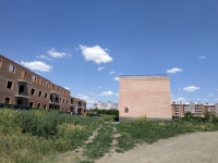 Улица Ященко, 8А, корпус 1 и новый дом слева