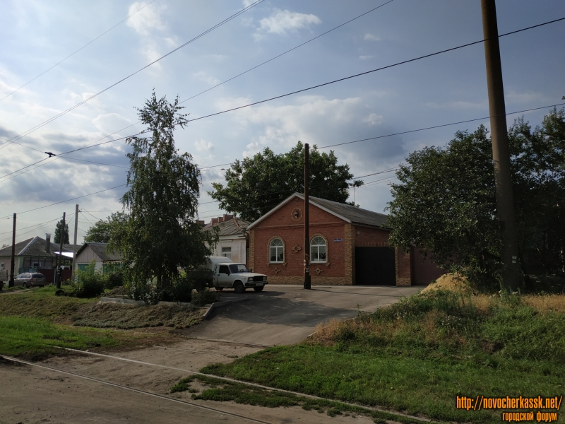 Новочеркасск: Улица Добролюбова, 11 и соседние дома