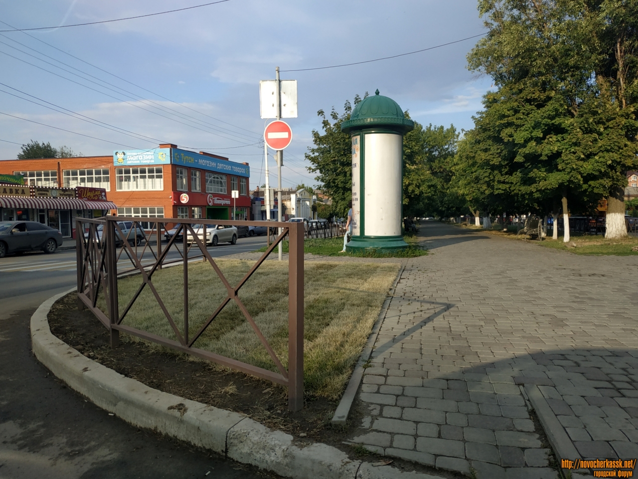 Новочеркасск: Газон на аллее в районе пересечения Баклановского и ул. Крылова