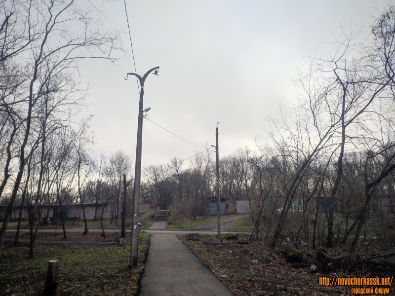 Новочеркасск: Тропинка от улицы Флёрова до улицы Беляева. Старые фигурные столбы
