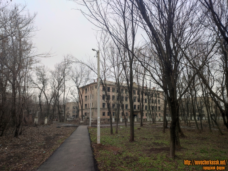 Новочеркасск: Тропинка к заброшенной поликлинике на Соцгороде. Улица Гвардейская/Беляева
