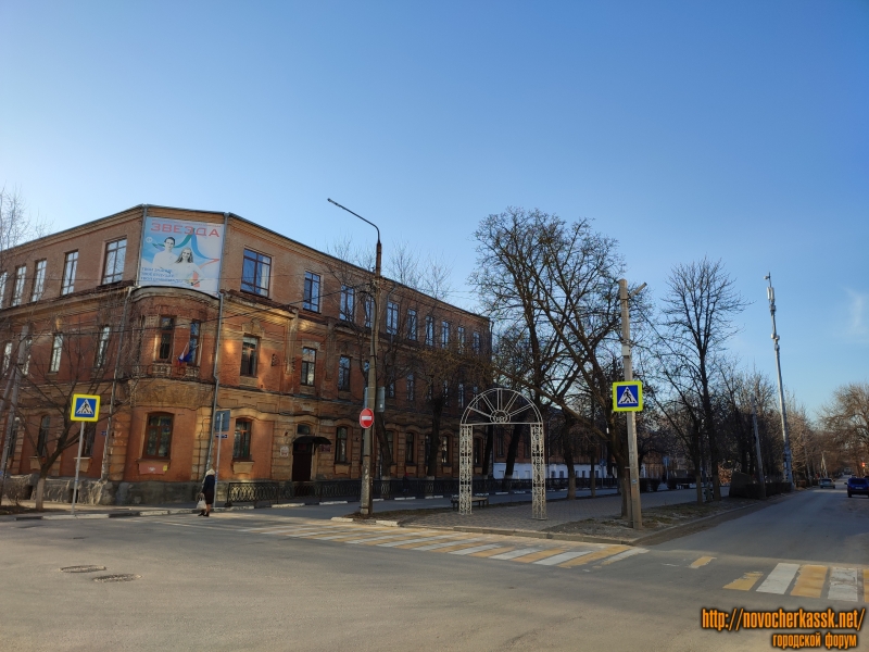 Новочеркасск: Аллея по улице Атаманской