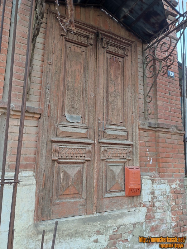 Новочеркасск: Улица Ленгника, 13. Старинная дверь