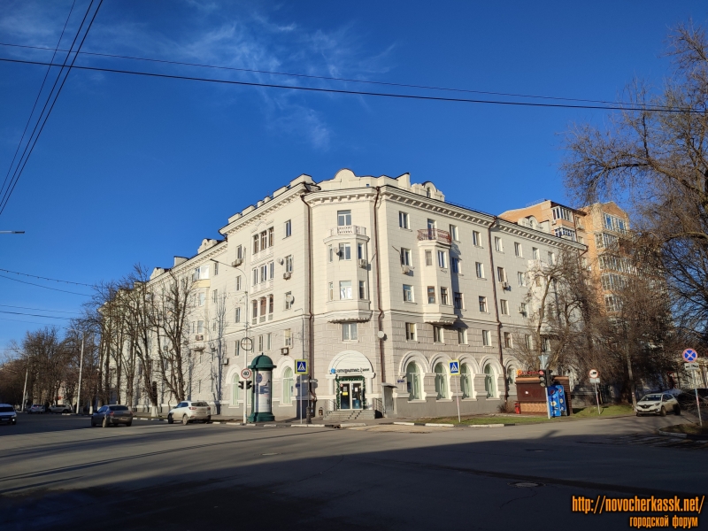 Новочеркасск: Улица Московская, 58 / улица Просвещения, 110
