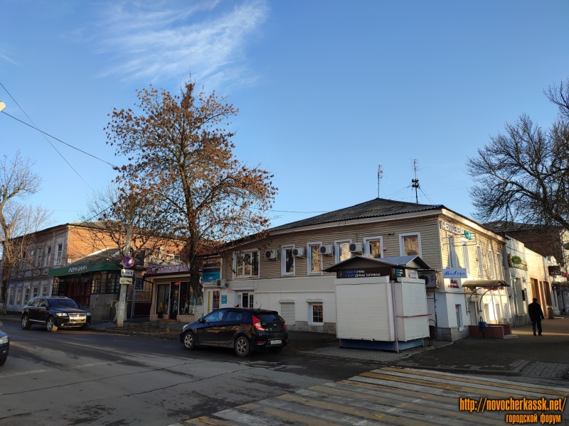 Новочеркасск: Улица Московская, 8 / ул. Генерала Лебедя, 19