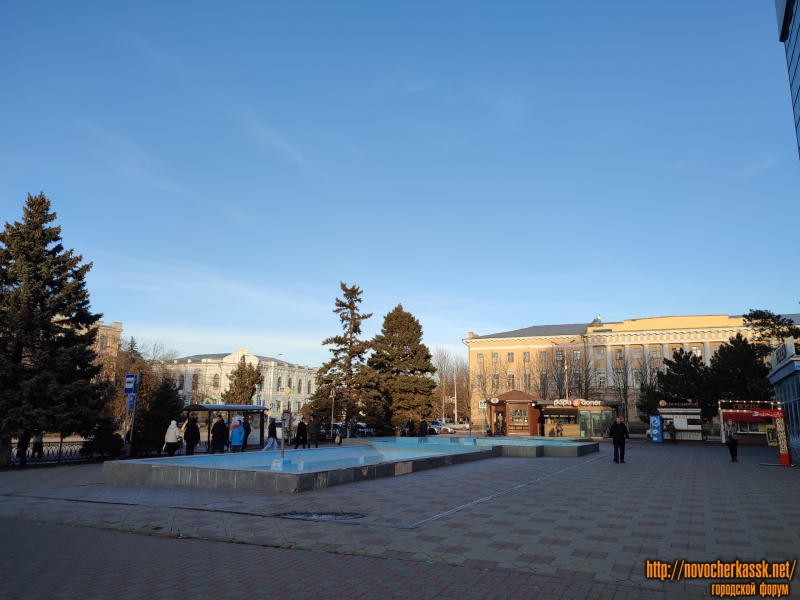 Новочеркасск: Платовский проспект. Фонтан перед универмагом