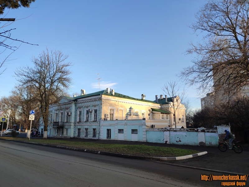 Новочеркасск: Проспект Платовский, 49 / площадь Ермака, 9