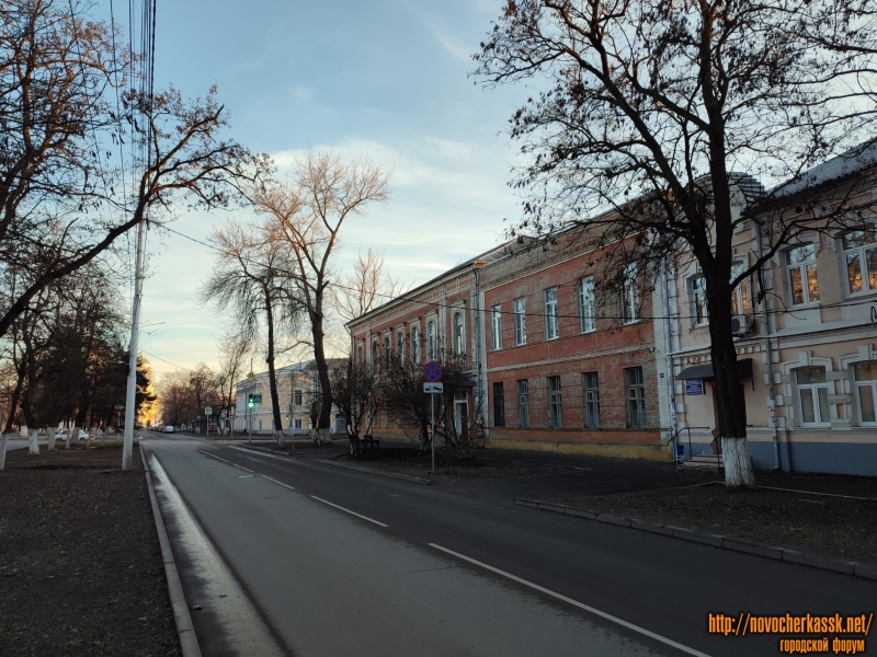 Новочеркасск: Проспект Ермака в сторону собора. Справа - пр. Ермака, 57