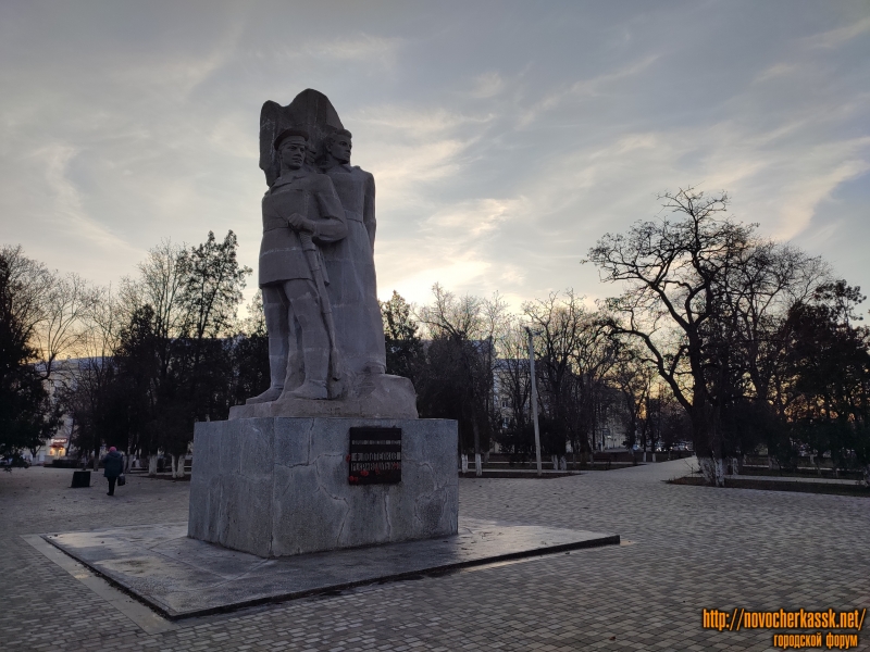 Новочеркасск: Памятник Подтелкову и Кривошлыкову после реставрации