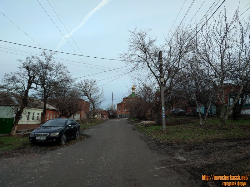Новочеркасск: Улица Октябрьская. Вид в сторону церкви (на юго-восток)
