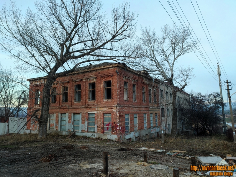 Новочеркасск: Улица Октябрьская, 118. Здание на углу с улицей Маяковского