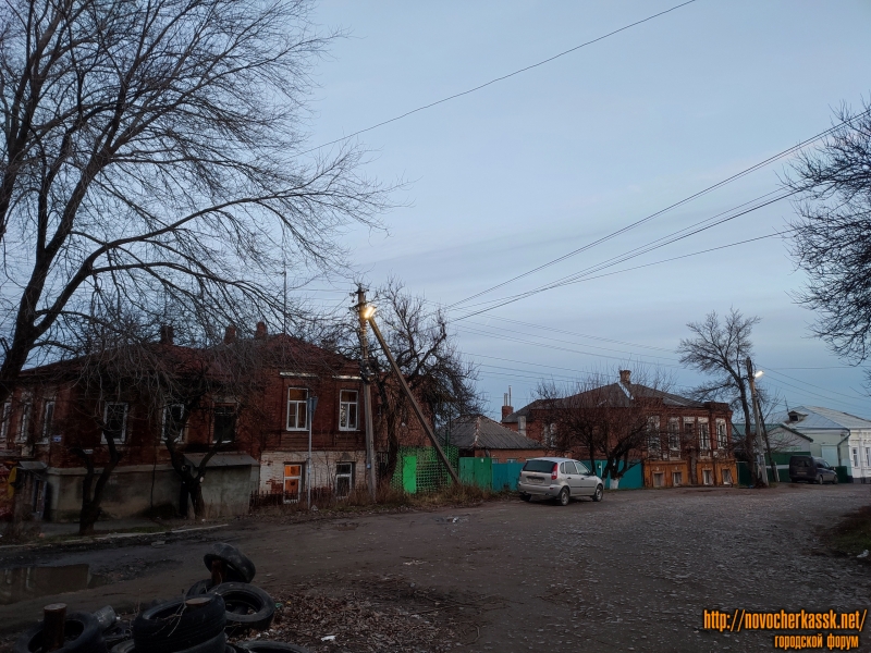 Новочеркасск: Вид с улицы Александровской в перелок Комсомольский (на юг)