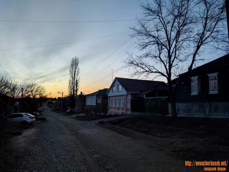 Новочеркасск: Улица Аксайская. Закат. Вид на запад