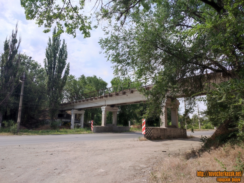 Новочеркасск: Железнодорожная эстакада через Харьковское шоссе (в настоящее время ветка со стороны НЗСП разобрана)