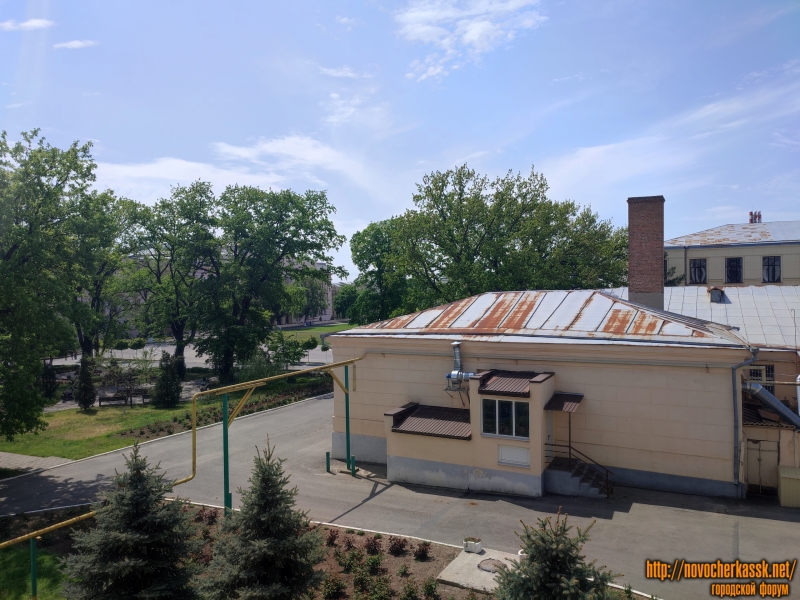 Новочеркасск: На территории ЮРГПУ (НПИ). Вид на здание столовой с бассейна. Слева за деревьями - главный корпус
