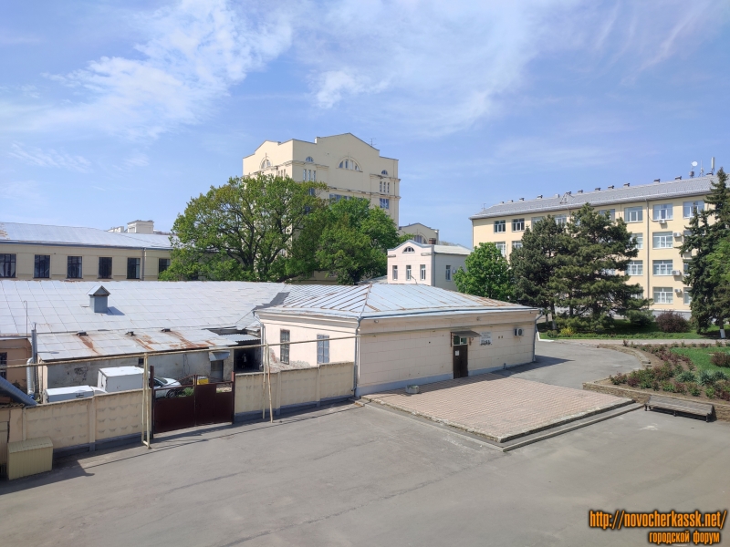Новочеркасск: На территории ЮРГПУ (НПИ). Вид на здание столовой с бассейна. Справа - Лабораторный корпус (ЛК)
