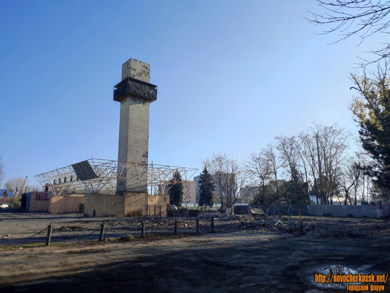 Новочеркасск: Реконструкция стадиона «Ермак». Справа снесено кафе/сауна