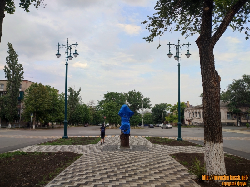 Новочеркасск: Аллея на Красном спуске. Памятник советскому генералу Якову Григорьевичу Крейзеру (ещё не открыт официально)