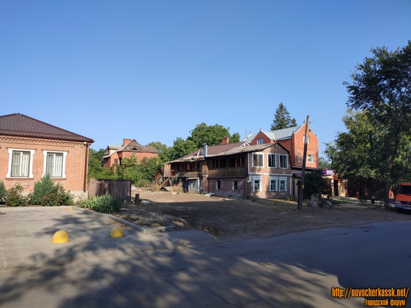 Новочеркасск: Улица Ларина, 21. Снос дома для застройки тремя новыми зданиями
