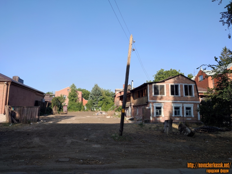 Новочеркасск: Улица Ларина, 21. Снос дома для застройки тремя новыми зданиями