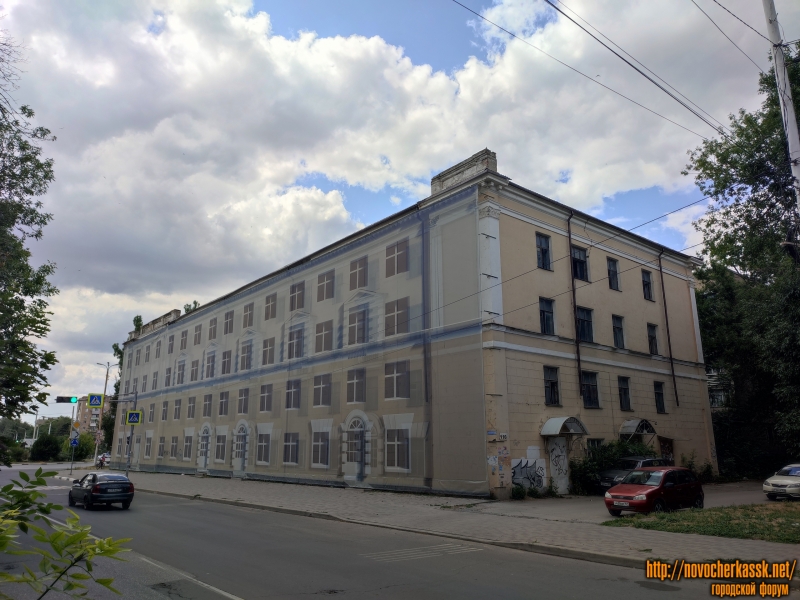 Новочеркасск: Затянутое строительным фасадом бывшее общежитие НИМИ (НГМА) на Баклановском