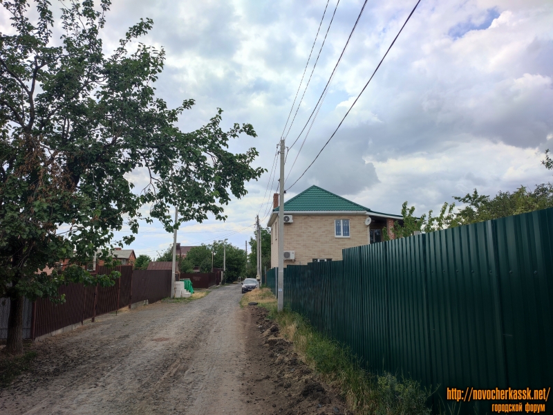 Новочеркасск: Проезд между переулком Спасским и улицей Тополиной. Справа - Тополиная, 71Ж