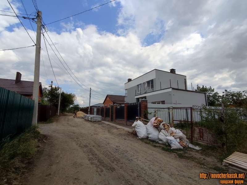 Новочеркасск: Справа - дома с адресом «Улица Тополиная, 73» и разными литерами. Серый дом - 73К. Слева проезд в переулок Спасский