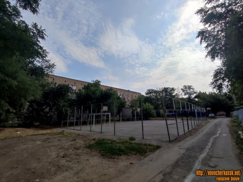 Новочеркасск: Спортивная площадка за общежитием на пр. Баклановском, 78