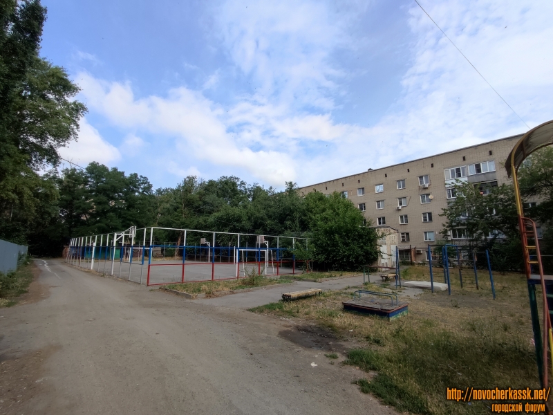 Новочеркасск: Спортивная и детская площадка за общежитием на пр. Баклановском, 78