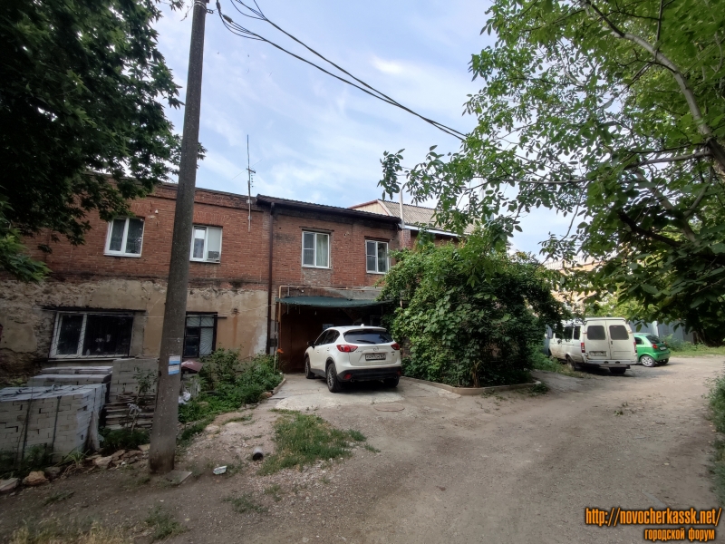 Новочеркасск: Здание за домом пр. Баклановскому, 68. Вид от дома №5 по улице Крылова
